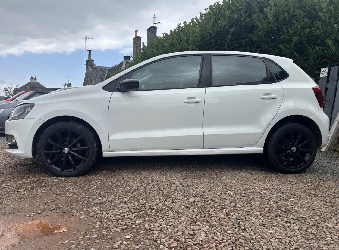2015 VOLKSWAGEN POLO